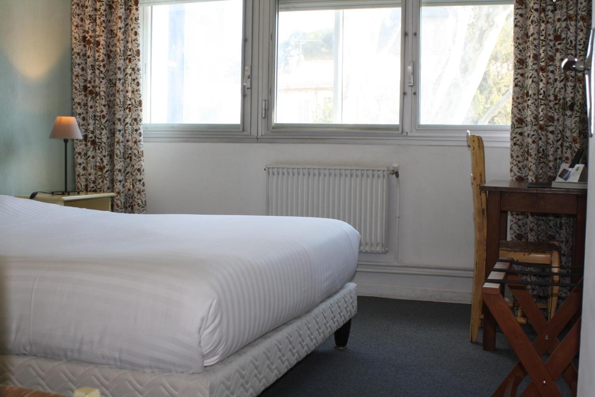 Logis Hotel Du Midi サロン＝ド＝プロヴァンス エクステリア 写真